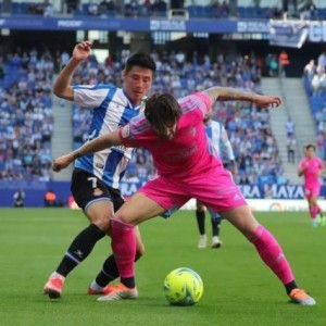 开云在线-全队最低分！武磊半场仅触球11次再失证明机会