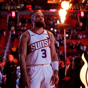 反派！太阳社媒晒狄龙今日赛前热身时的个人特写照片